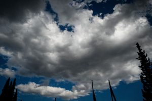 Αίθριος καιρός με πρόσκαιρες νεφώσεις και σποραδικές καταιγίδες στα ηπειρωτικά