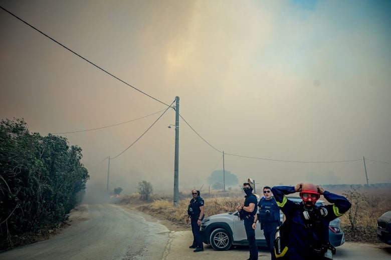 Σε ύφεση οι φωτιές σε Κερατέα και Χελιδόνι Ηλείας – Έγιναν 385 απεγκλωβισμοί