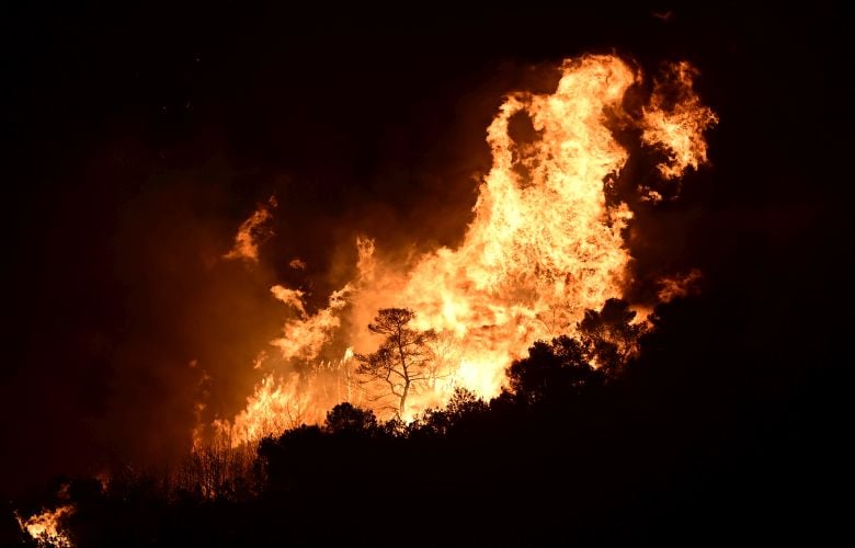 Ολονύκτια μάχη με την φωτιά στην Κερατέα: Το πύρινο μέτωπο εκτείνεται στα 5 χιλιόμετρα