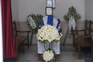 Το τελευταίο αντίο στον Δημήτρη Κωνσταντάρα είπαν συγγενείς και φίλοι στο Α’ Νεκροταφείο – Δείτε φωτογραφίες