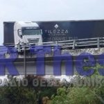 Νταλίκα κρέμεται στον αέρα στην ε.ο Αθηνών-Θεσσαλονίκης – Δεν τραυματίστηκε ο οδηγός