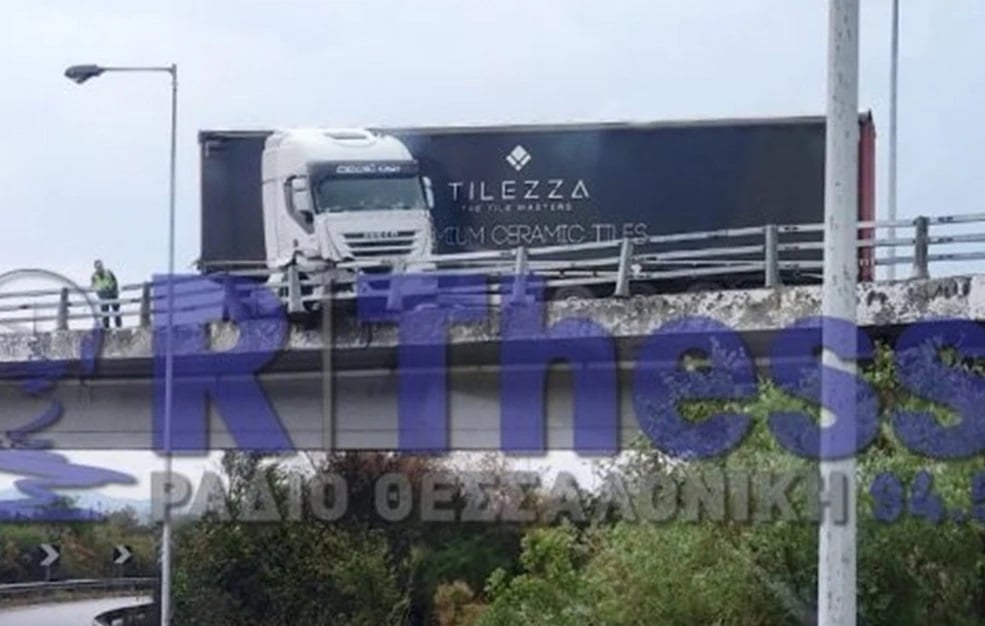 Νταλίκα κρέμεται στον αέρα στην ε.ο Αθηνών-Θεσσαλονίκης – Δεν τραυματίστηκε ο οδηγός