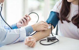 Τι προβλέπει η ΚΥΑ για τη δυνατότητα που δίνεται σε ιδιώτες γιατρούς να συνεργάζονται με το ΕΣΥ