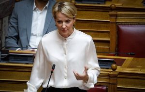 Σδούκου για αφίσα νεολαίας ΠΑΣΟΚ: «Θα αποκηρύξετε τους μπαχαλάκηδες ή θα κάνετε ότι δεν βλέπετε;»