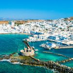 Πάνω από 400 παραβάσεις σε δημοφιλείς τουριστικούς προορισμούς εντόπισαν οι ελεγκτές της ΑΑΔΕ