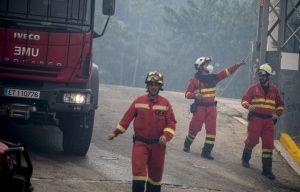 Μάχη με «πύρινους στροβίλους» δίνουν οι πυροσβεστικές δυνάμεις στην βόρεια Ισπανία