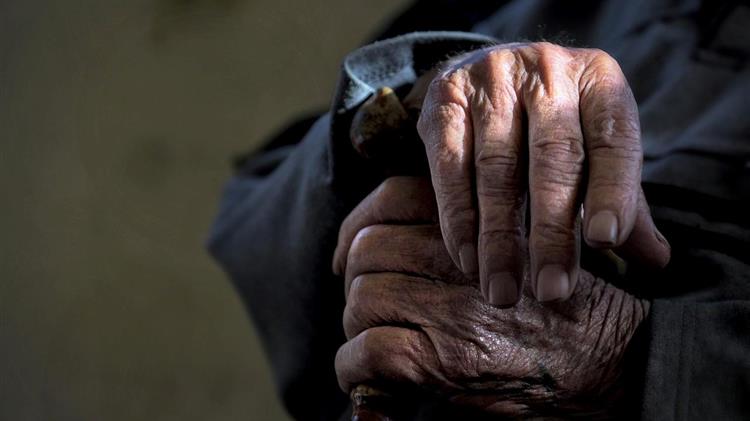 Σύνταξη στα 72; Το ασφαλιστικό σώζει τα ταμεία, αλλά "σκοτώνει" την ύπαιθρο
