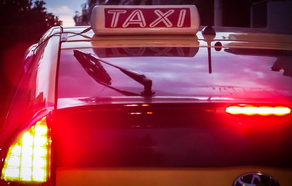Οδηγός ταξί επιτέθηκε και λήστεψε δύο Γάλλους τουρίστες στην Ομόνοια