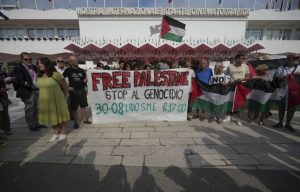 Πανό για τη Γάζα από διαδηλωτές πριν από την έναρξη του κινηματογραφικού φεστιβάλ της Βενετίας