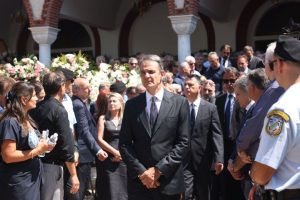 Θλίψη στην κηδεία του πρώην υπουργού Απόστολου Βεσυρόπουλου – Δείτε εικόνες