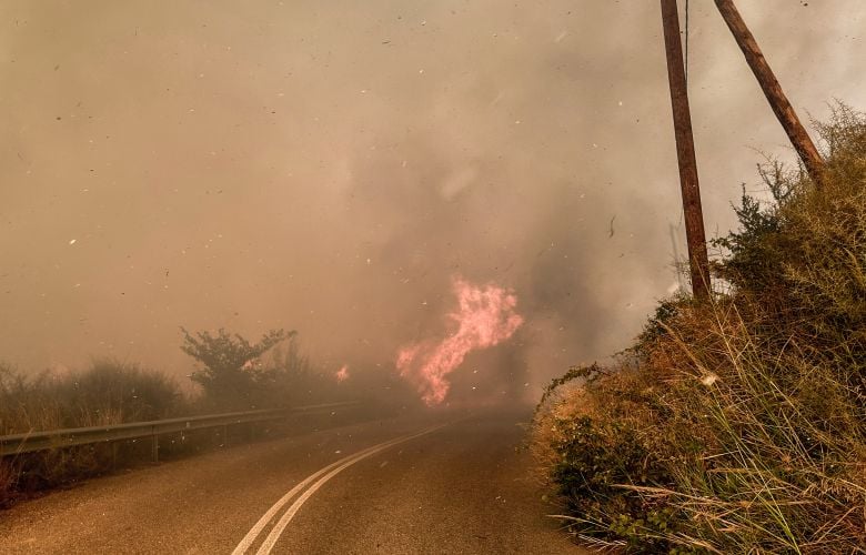 Σε εξέλιξη φωτιά στο Χελιδόνι Ηλείας – Μήνυμα από το 112