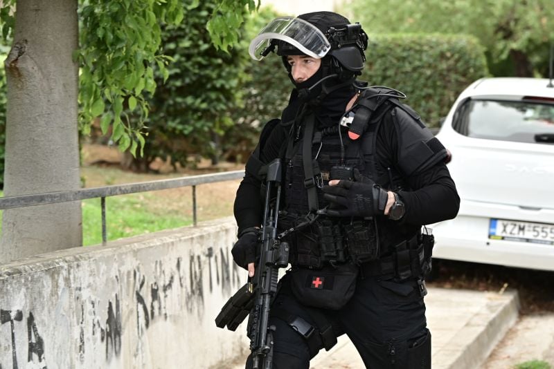 Συνελήφθη ο 57χρονος που είχε ταμπουρωθεί στο σπίτι του στον Χολαργό – Είχε ρίξει μολότοφ σε αστυνομικούς
