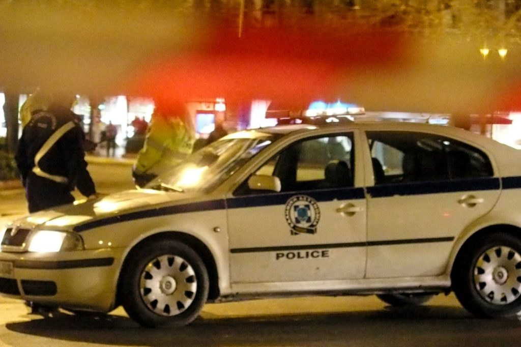 Έκρηξη σε καφετέρια στον Άγιο Παντελεήμονα – Δύο τραυματίες, εντοπίστηκαν υπολείμματα χειροβομβίδας