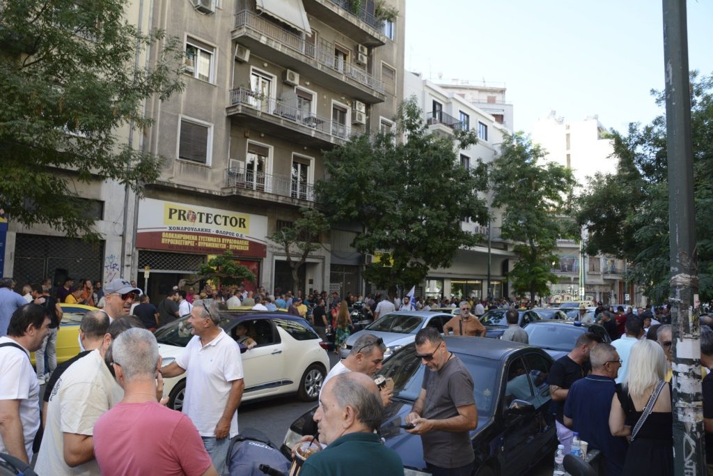 Απεργία ταξί: Συγκέντρωση των οδηγών στα γραφεία τους - Αποκλειστικές φωτογραφίες
