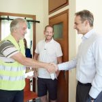 Επίσκεψη του πρωθυπουργού σε σπίτι δικαιούχου του προγράμματος παράδοσης κατ’ οίκον φαρμάκων υψηλού κόστους
