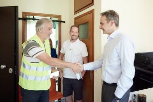 Επίσκεψη του πρωθυπουργού σε σπίτι δικαιούχου του προγράμματος παράδοσης κατ’ οίκον φαρμάκων υψηλού κόστους