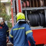 Φωτιά σε τριώροφη πολυκατοικία στο Αιγάλεω – Απεγκλωβίστηκαν τρεις άνθρωποι που είχαν καταφύγει στην ταράτσα