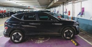 Φορτιστές, ποδήλατα, νέες υποδομές: Πώς αλλάζουν τα δημοτικά πάρκινγκ της Αθήνας
