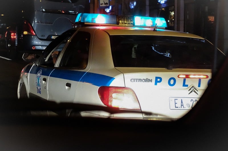 Τον τρόμο στο κέντρο της Αθήνας σκόρπισε ένας 24χρονος: Επιτέθηκε με ψαλίδι σε γυναίκα, δάγκωσε στο πόδι αστυνομικό και χτύπησε άνδρα με μπουκάλι