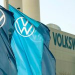 Η Volkswagen μειώνει και διακόπτει την παραγωγή σε γερμανικά εργοστάσια ηλεκτρικών οχημάτων