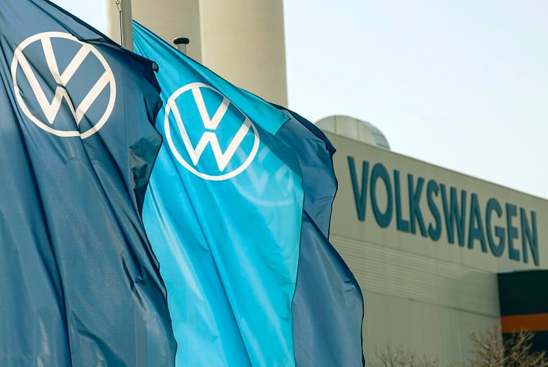 Η Volkswagen μειώνει και διακόπτει την παραγωγή σε γερμανικά εργοστάσια ηλεκτρικών οχημάτων