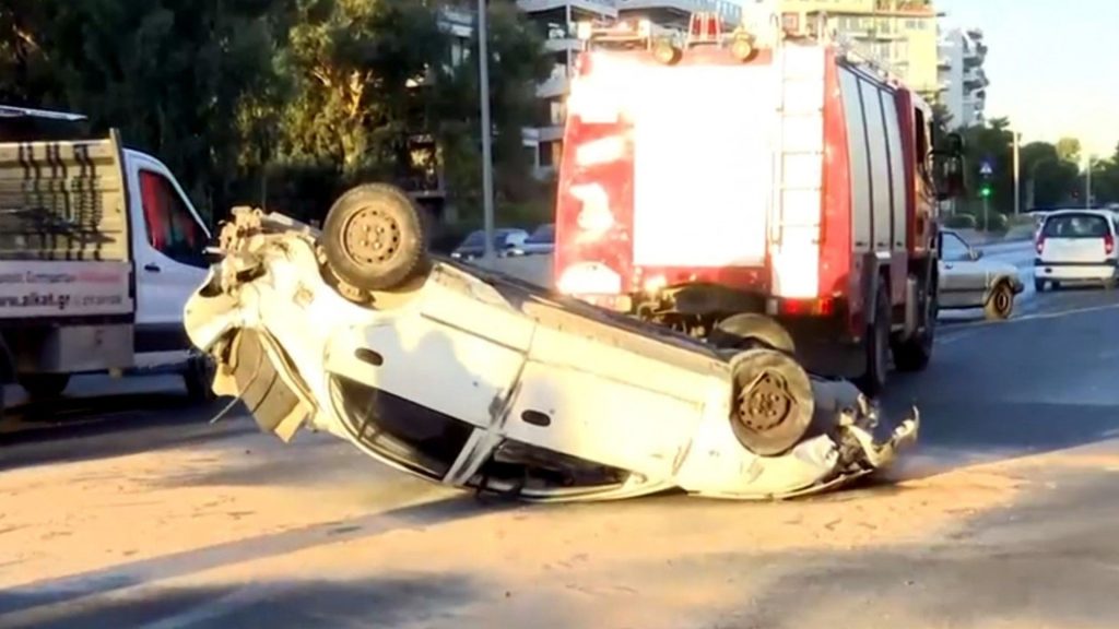 Ανατροπή αυτοκινήτου στην Ποσειδώνος - Στο νοσοκομείο ο οδηγός