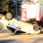 Ανατροπή αυτοκινήτου στην Ποσειδώνος - Στο νοσοκομείο ο οδηγός