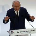 Σε περιβάλλον πόλωσης, η Γαλλία βυθίζεται στην κρίση – Ψάχνει τον 5ο πρωθυπουργό ο Μακρόν, το κίνημα «Bloquons Tout» καλεί σε παράλυση της χώρας