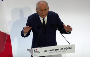 Σε περιβάλλον πόλωσης, η Γαλλία βυθίζεται στην κρίση – Ψάχνει τον 5ο πρωθυπουργό ο Μακρόν, το κίνημα «Bloquons Tout» καλεί σε παράλυση της χώρας