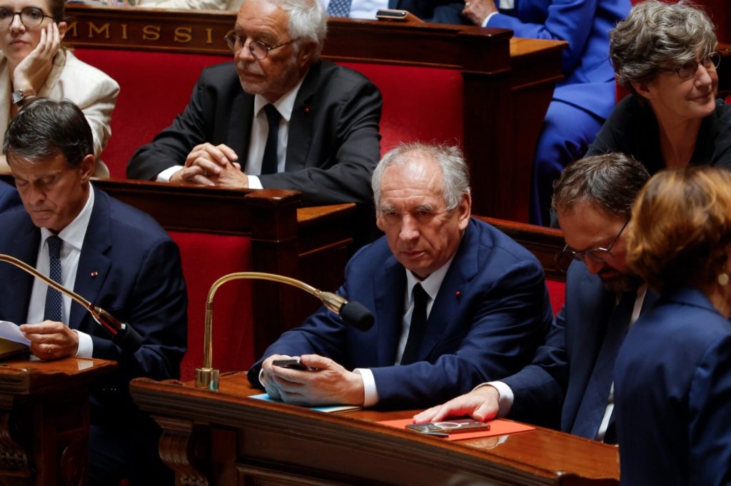 Πώς φτάσαμε στην κατάρρευση της κυβέρνησης Μπαϊρού - Οι πολιτικές και οικονομικές συνθήκες πίσω από το «όχι» στην ψήφο εμπιστοσύνης