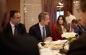 Συνάντηση Κυριάκου Μητσοτάκη με τη νέα πρέσβειρα των ΗΠΑ στην Ελλάδα, Κίμπερλι Γκίλφοϊλ – Δείτε εικόνες