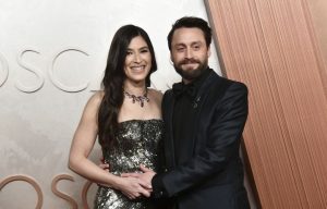 Ο Κίραν Κάλκιν και η σύζυγός του Τζαζ Τσάρτον περιμένουν το τρίτο τους παιδί