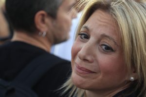 Πως επιτρέψαμε στον εαυτό μας να βουτήξει τόσο βαθιά στην λάσπη; Έχοντας στόχο την Μαρία Καρυστιανού