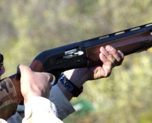 Τραγικό ατύχημα σε κυνήγι: Πέρασε τον φίλο του για αγριογούρουνο και τον πυροβόλησε