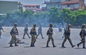 Χάος στο Νεπάλ: Στρατιώτες φρουρούν το κτίριο του κοινοβουλίου, περιπολούν στους δρόμους έπειτα από δύο ημέρες φονικών ταραχών