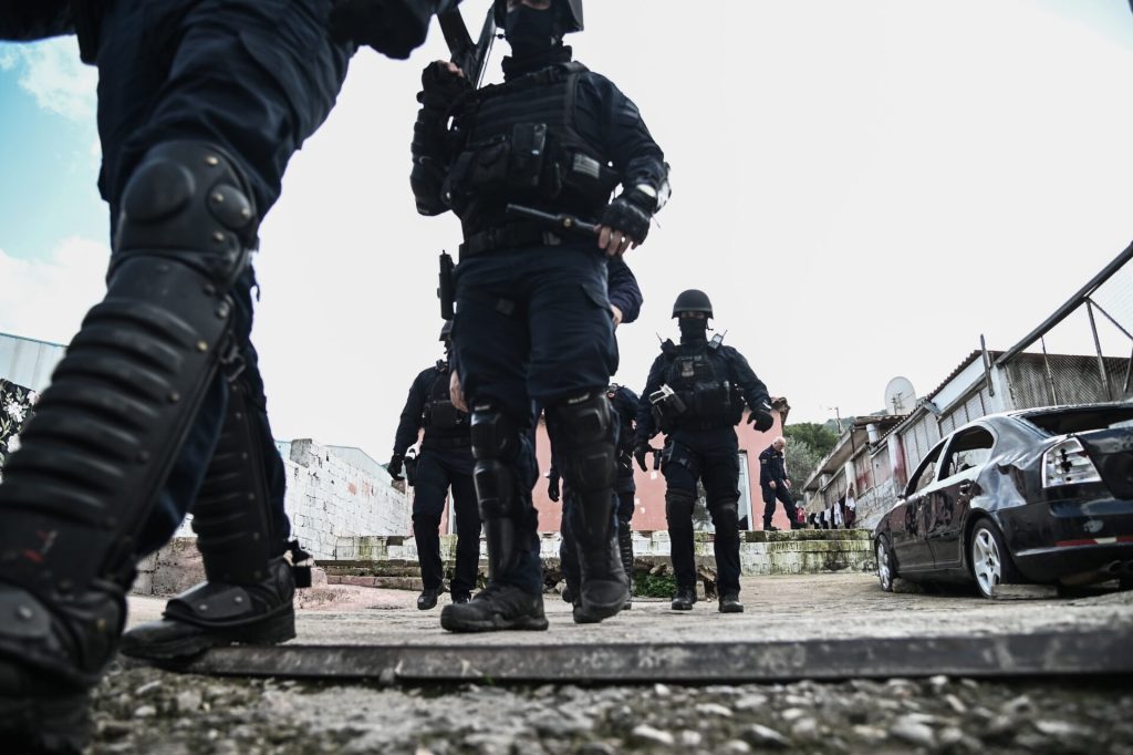 Επιχείρηση «σκούπα» στο Ζεφύρι – 8 συλλήψεις μετά από έφοδο σε 9 σπίτια