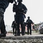 Επιχείρηση «σκούπα» στο Ζεφύρι – 8 συλλήψεις μετά από έφοδο σε 9 σπίτια
