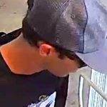 Συγκλονιστικό βίντεο της στιγμής που ο δολοφόνος του Τσάρλι Κερκ τρέπεται σε φυγή