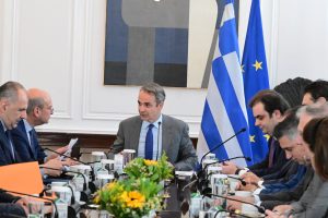 Φοροελαφρύνσεις για μισθωτούς, συνταξιούχους και οικογένειες