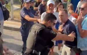 Ένταση με τον Άδωνι Γεωργιάδη στη Δράμα: «Δεν πάω στο νοσοκομείο γιατί με απειλούν ότι θα με πυροβολήσουν»