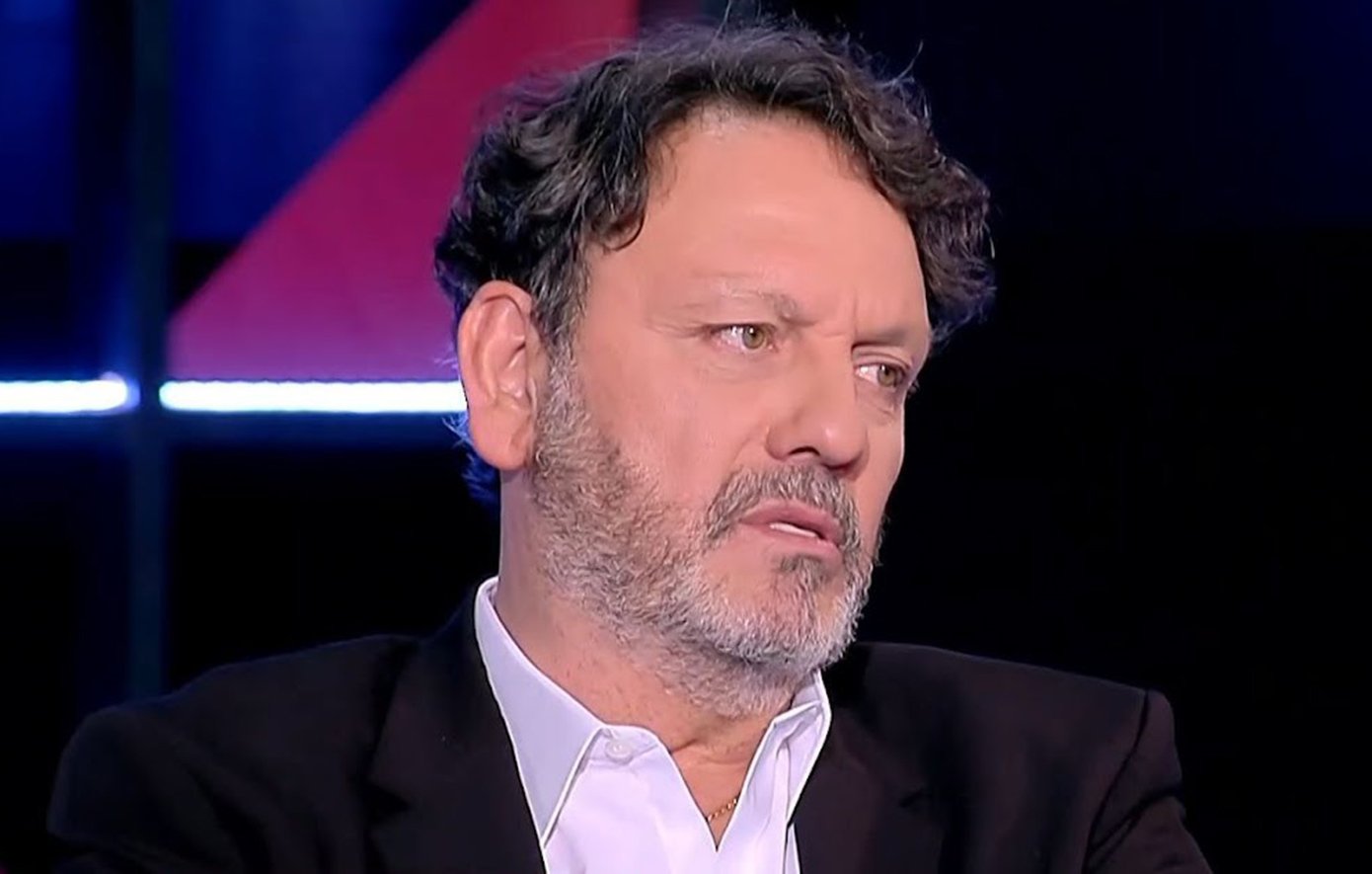 Στάθης Αγγελόπουλος: «Άρχισε να μου μιλάει απότομα και άσχημα, έκατσε οκλαδόν μπροστά στην πόρτα, δεν τη χτύπησα ποτέ»