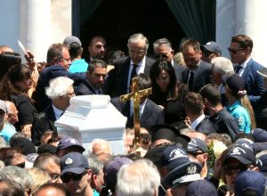 Πλήθος κόσμου στο μνημόσυνο της Λένας Σαμαρά