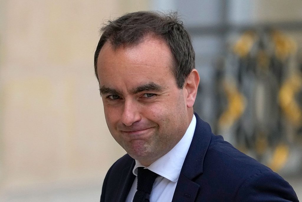 Ο Λεκορνί αναλαμβάνει πρωθυπουργός Γαλλίας εν μέσω διαδηλώσεων