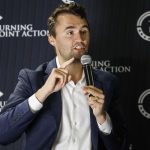 Δολοφονία Τσάρλι Κερκ: Τι έχουν κάνει γνωστό ως τώρα οι Αρχές – Η στιγμή του πυροβολισμού του συντηρητικού ακτιβιστή και υποστηρικτή του Τραμπ