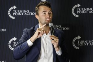 Δολοφονία Τσάρλι Κερκ: Τι έχουν κάνει γνωστό ως τώρα οι Αρχές – Η στιγμή του πυροβολισμού του συντηρητικού ακτιβιστή και υποστηρικτή του Τραμπ