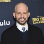 Τζον Κράιερ για το «Two and a Half Men»: «Έπαιρνα το 1/3 της αμοιβής του Τσάρλι Σιν»