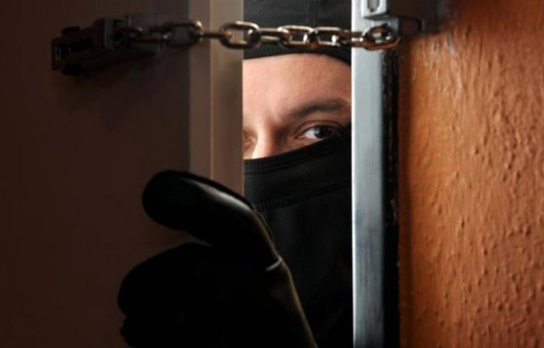 Ληστής έδεσε ηλικιωμένη με μονωτική ταινία, τη φίμωσε και της άρπαξε κοσμήματα και λεφτά