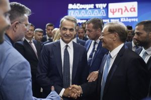 Πυρ ομαδόν κατά Μητσοτάκη από την αντιπολίτευση: Εξαπάτηση, φτωχοποίηση, χλεύη