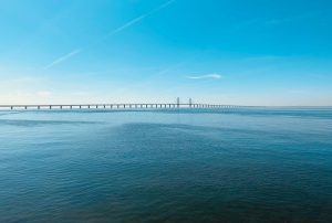 Η ατολμία της Αθήνας παγώνει το στρατηγικό έργο Κρήτη–Κύπρος, κρυβόμενη πίσω από προσχηματικές δηλώσεις του Κυπριακού ΥΠΟΙΚ