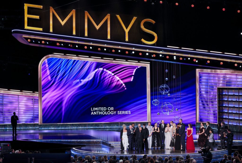Βραβεία Emmy 2025: Θρίαμβος για «The Studio» και «Adolescence» – Ο 15χρονος Όουεν Κούπερ ο νεότερος νικητής